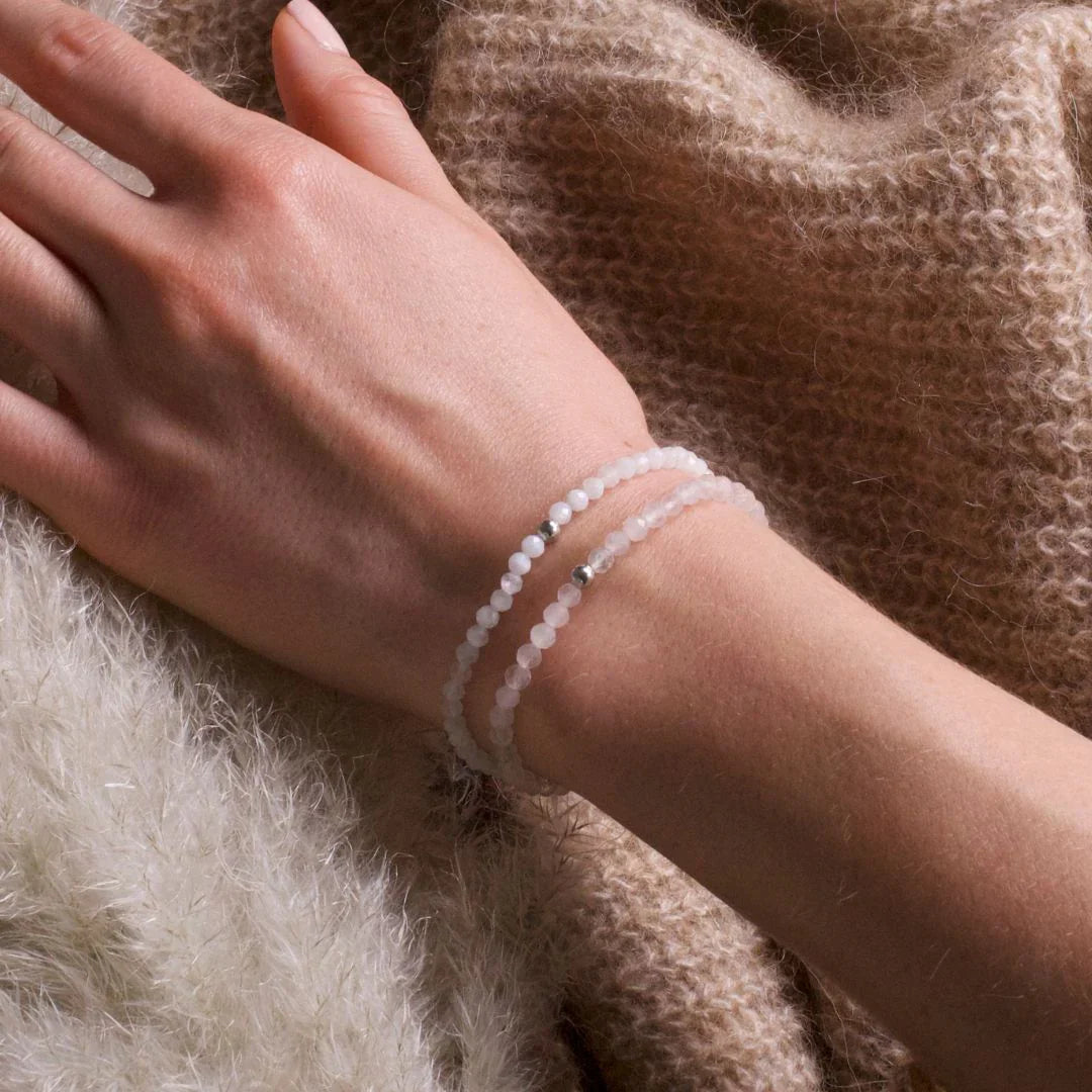 Mondstein Schmuck – Magische Eleganz in zeitloser Schönheit