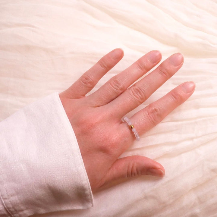 Chalcedon Ring mit vergoldeter Perle