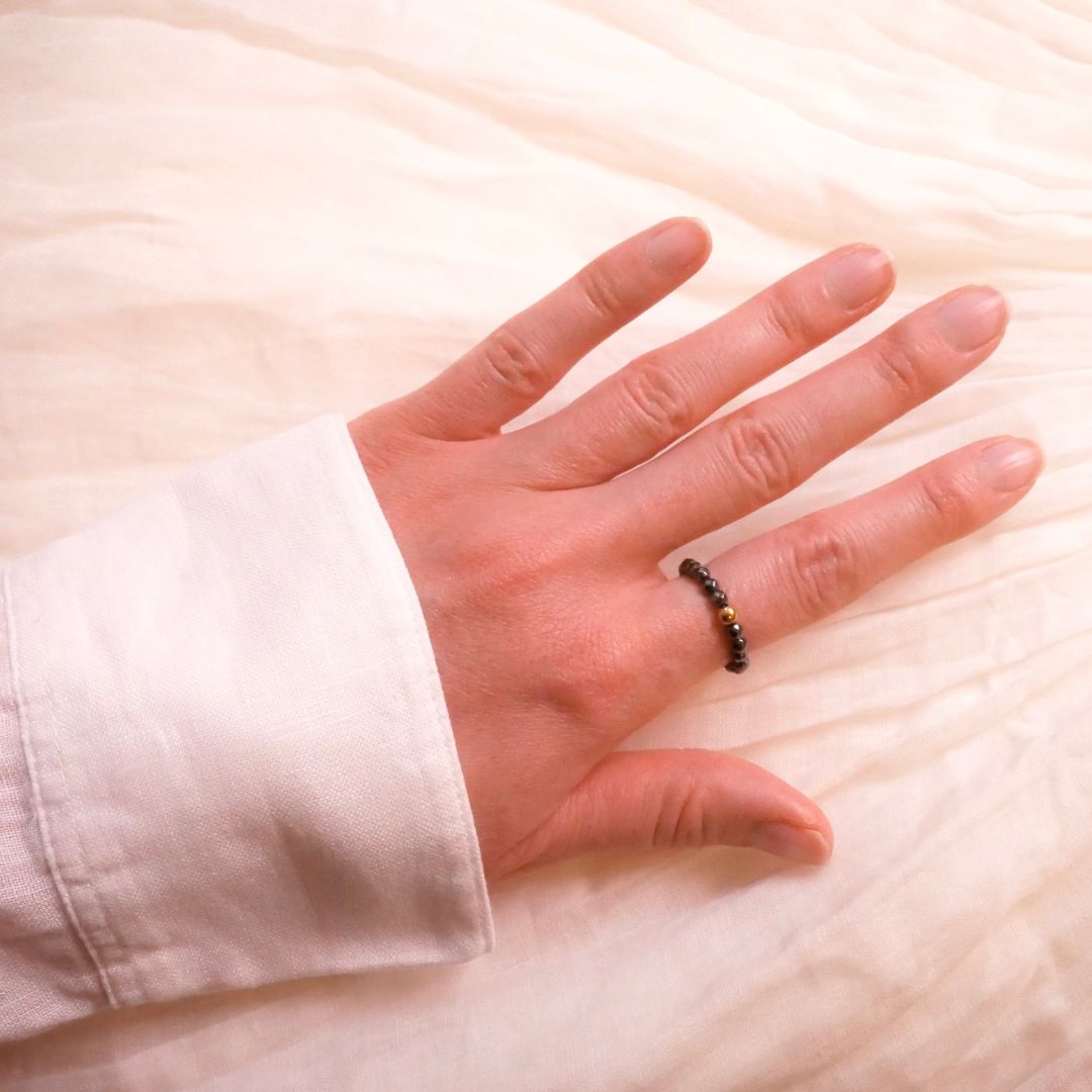 Hämatit (künstliches Produkt) Ring mit vergoldeter Perle