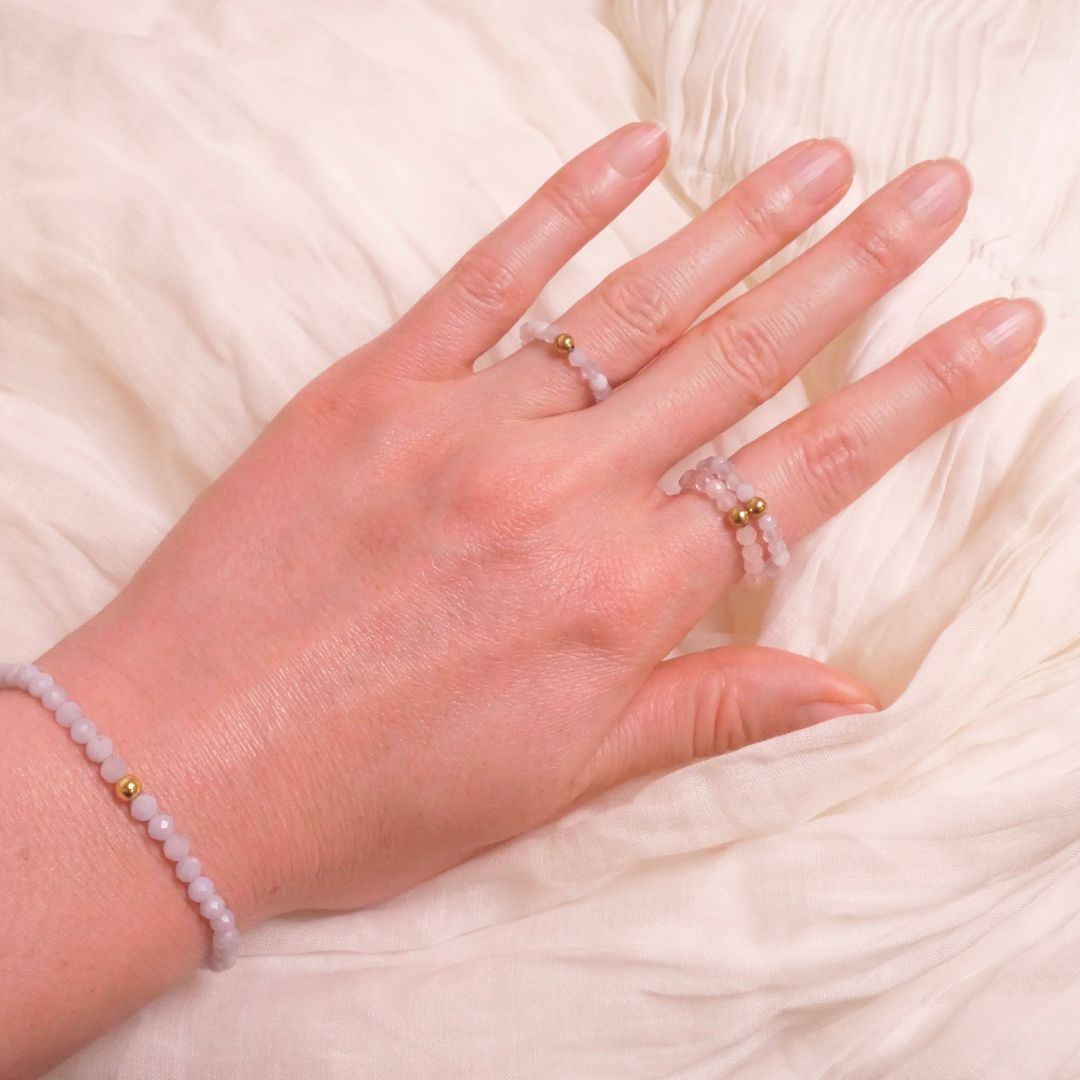 Chalcedon Ring mit vergoldeter Perle