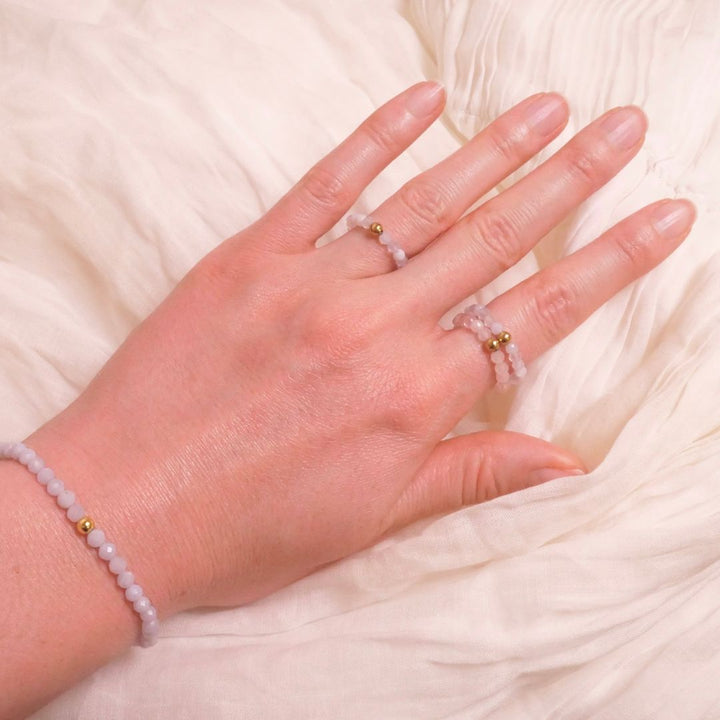 Chalcedon Ring mit vergoldeter Perle
