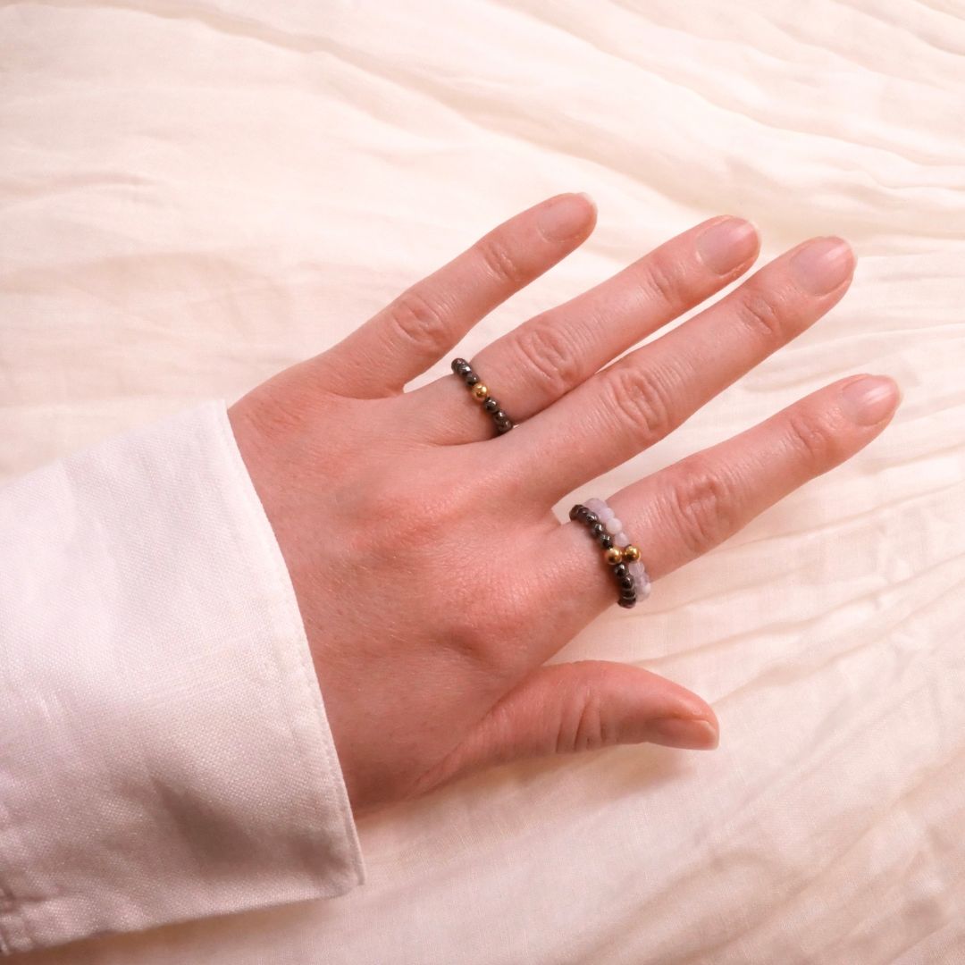 Hämatit (künstliches Produkt) Ring mit vergoldeter Perle