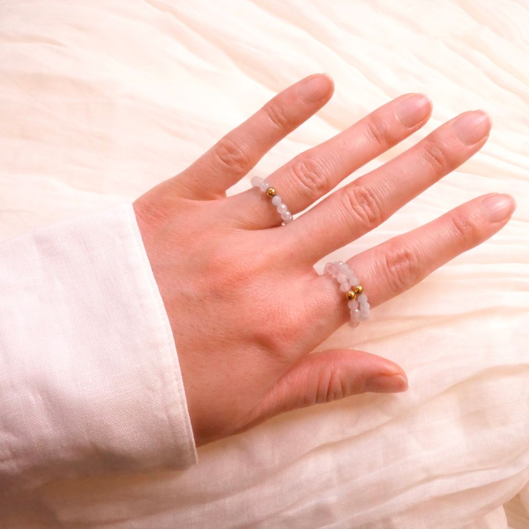 Chalcedon Ring mit vergoldeter Perle