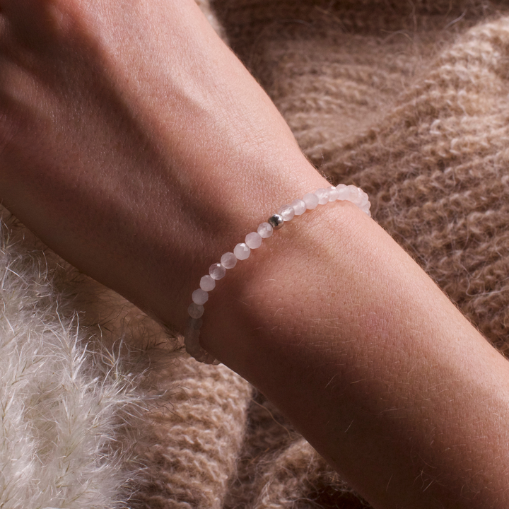 Rosenquarz (farbverbessert) und Quarzit (farblich behandelt) Naturstein Perlen Armband mit Silberperle