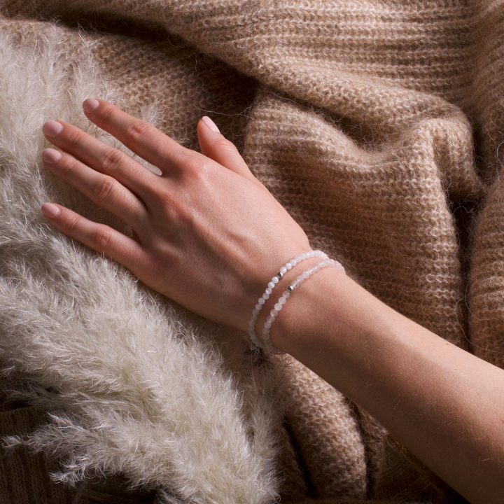 Rosenquarz (farbverbessert) und Quarzit (farblich behandelt) Naturstein Perlen Armband mit Silberperle