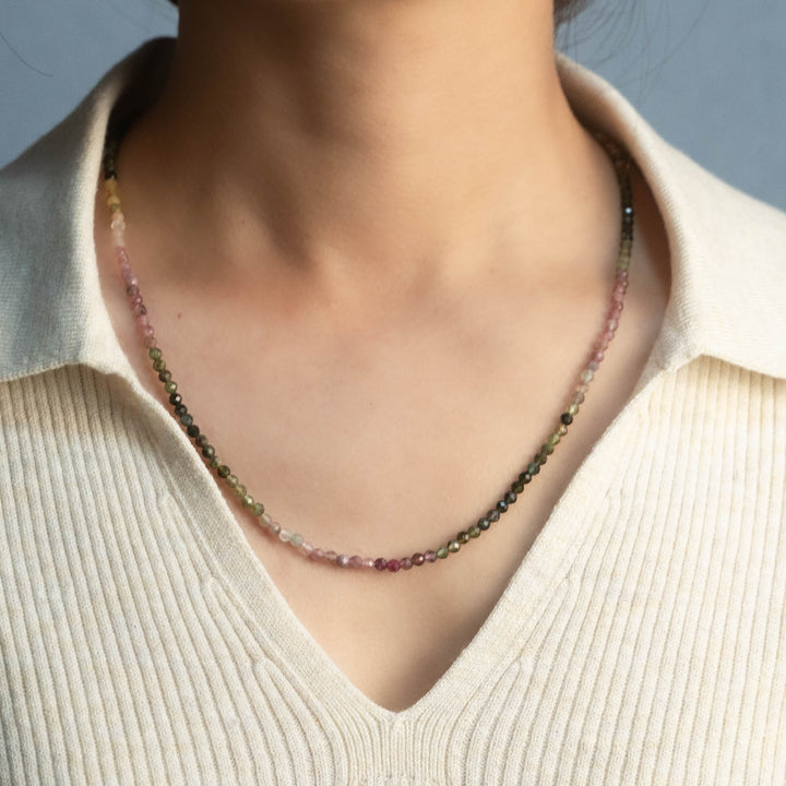 Bunte Turmalin Naturstein Halskette mit vergoldetem Verschluss